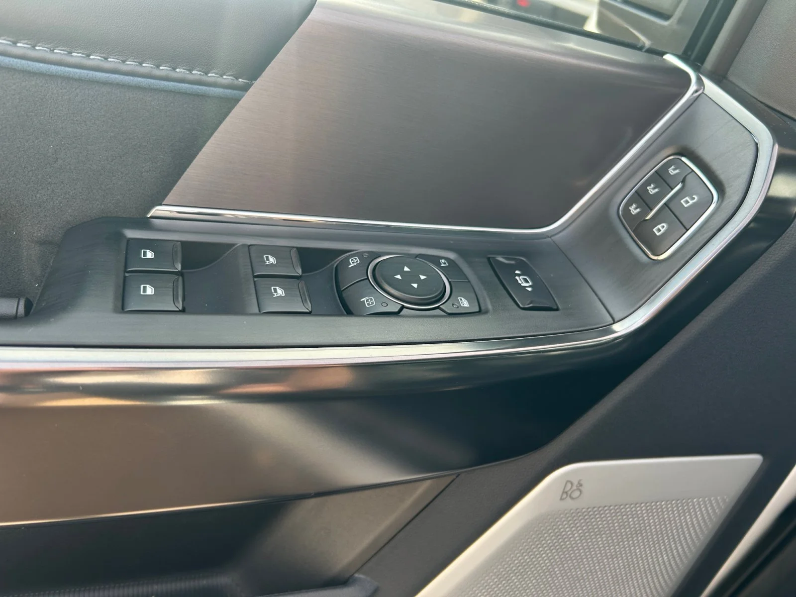 New 2027 Star White Metallic Tri-Coat Ford Platinum image 17