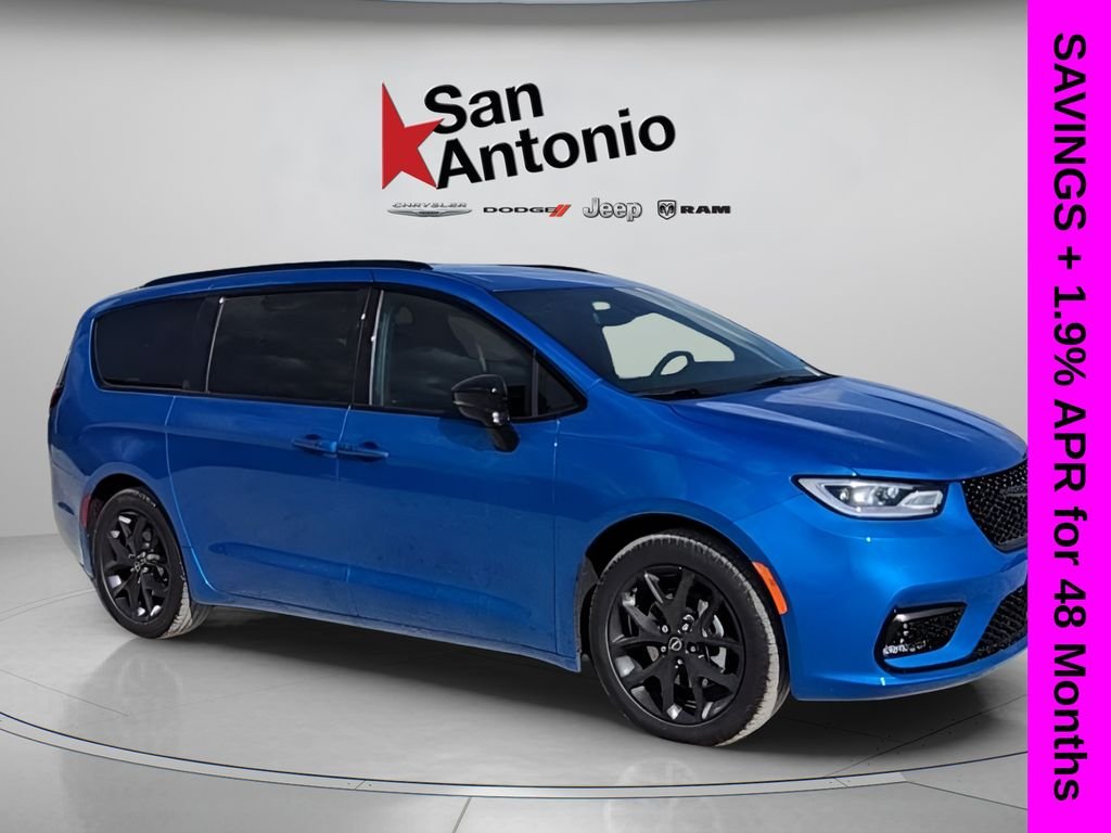 2026 Chrysler Pacifica Select's photo