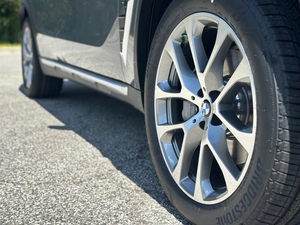 New 2026 Skyscraper Grey Metallic BMW xDrive40i image 9