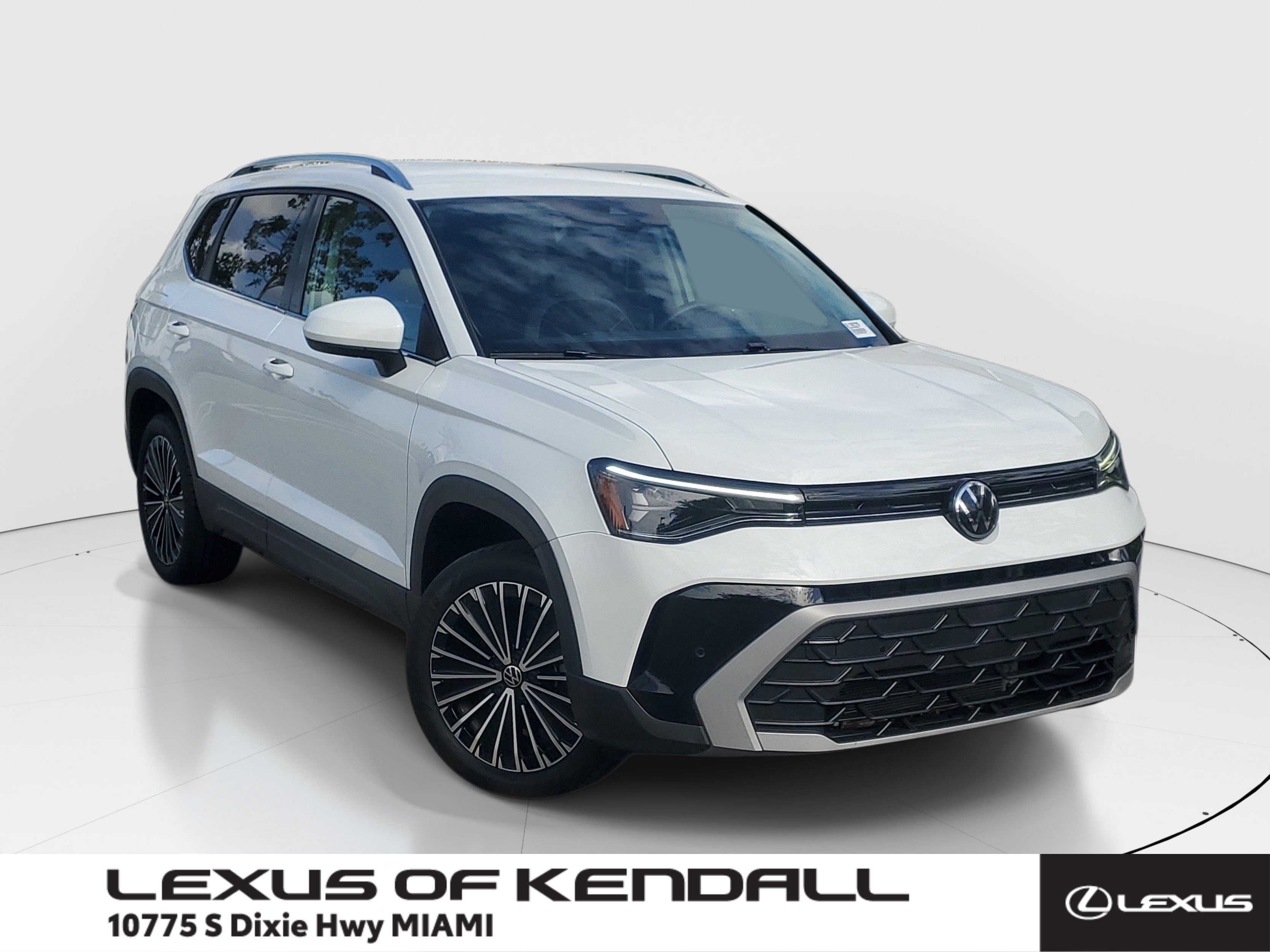 Used 2025 Platinum Gray Metallic Volkswagen SE image 1