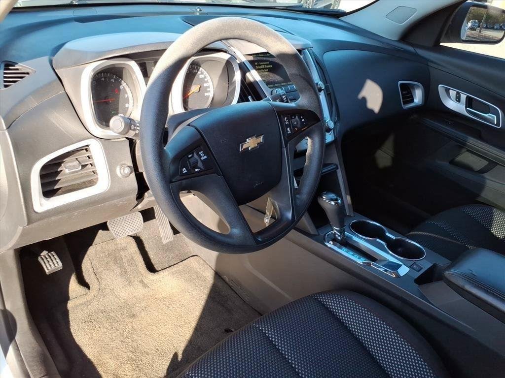 Used 2017 Summit White Chevrolet LS image 9