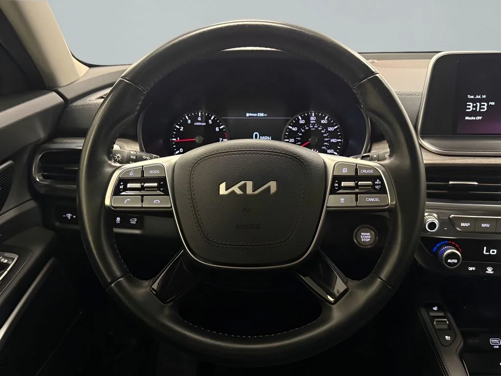 Used 2022 Black Kia EX image 17