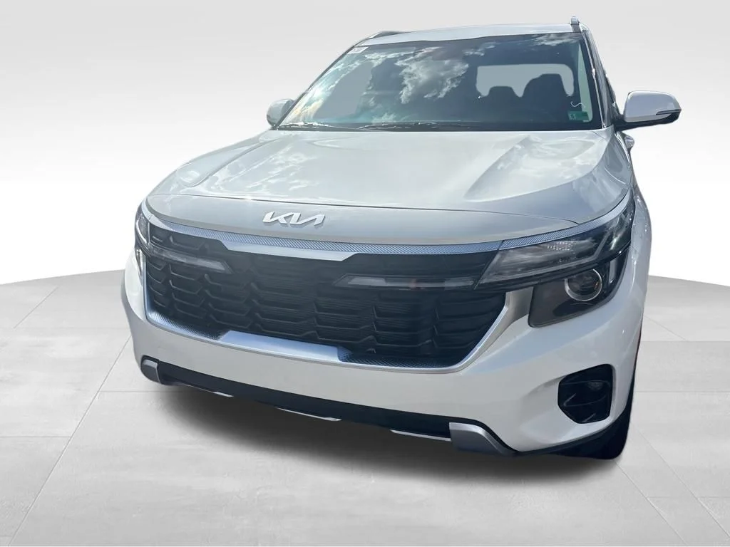 Used 2024 White Kia SX image 7