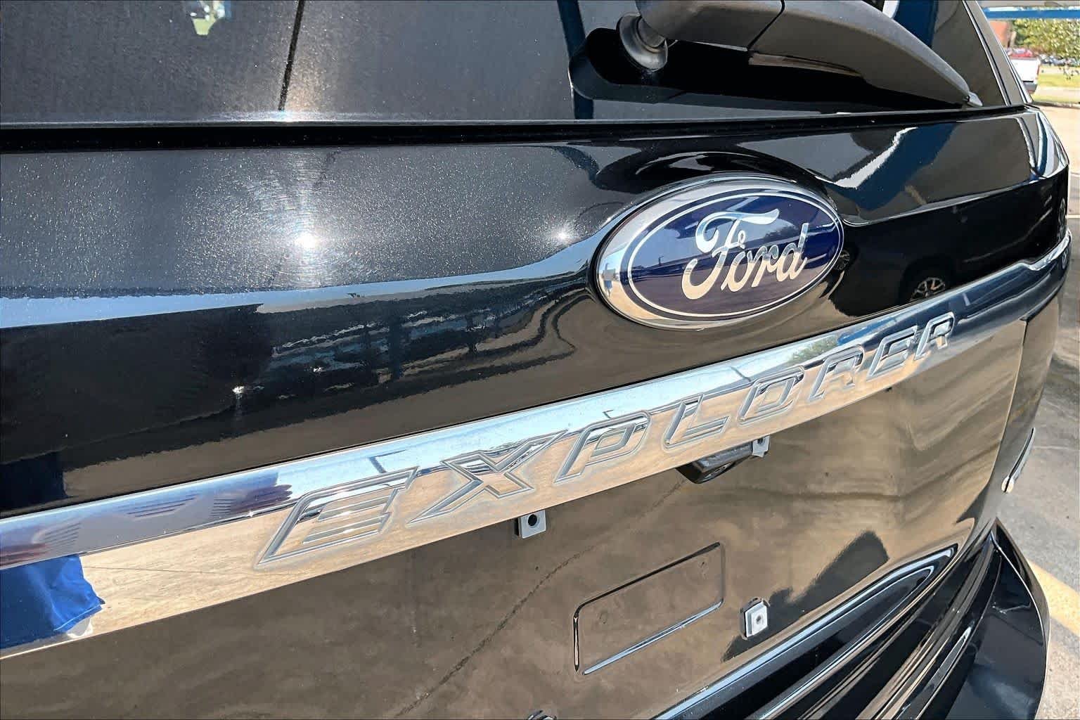 Used 2014 Tuxedo Black Metallic Ford Limited image 31