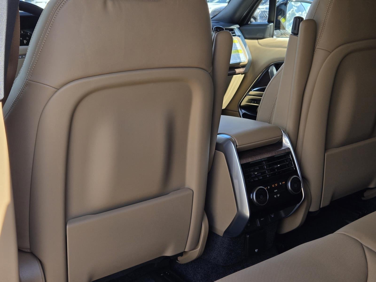New 2025 Fuji White Land Rover SE image 30