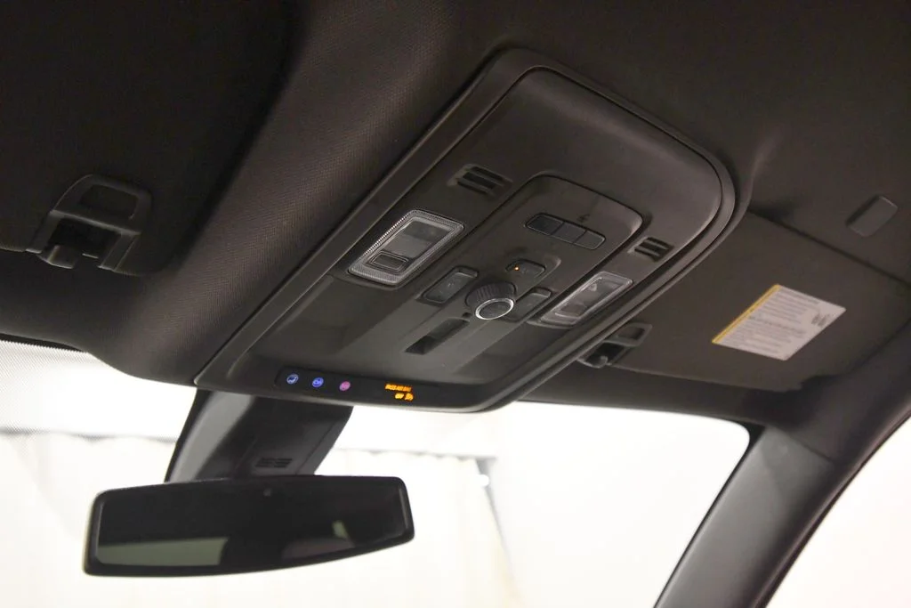 Used 2022 White GMC Denali image 27