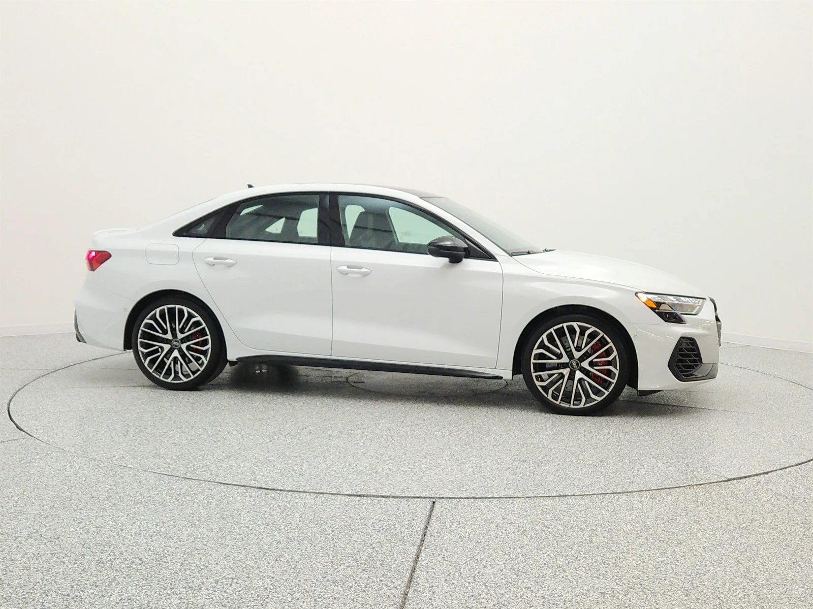 Used 2025 Glacier White Metallic Audi Premium Plus 2.0 TFSI quattro image 4