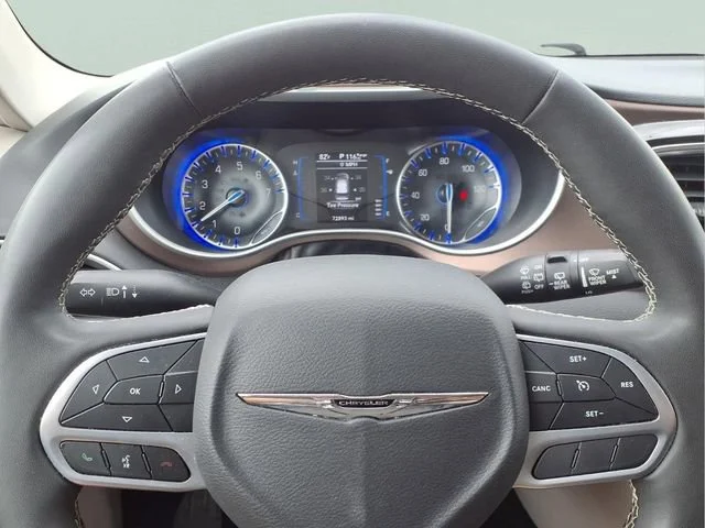 Used 2023  Chrysler LX image 9