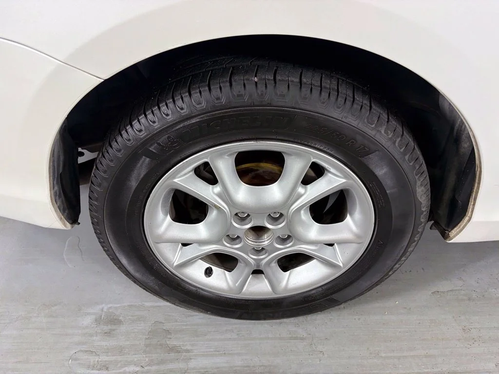 Used 2006 White Toyota XLE image 11