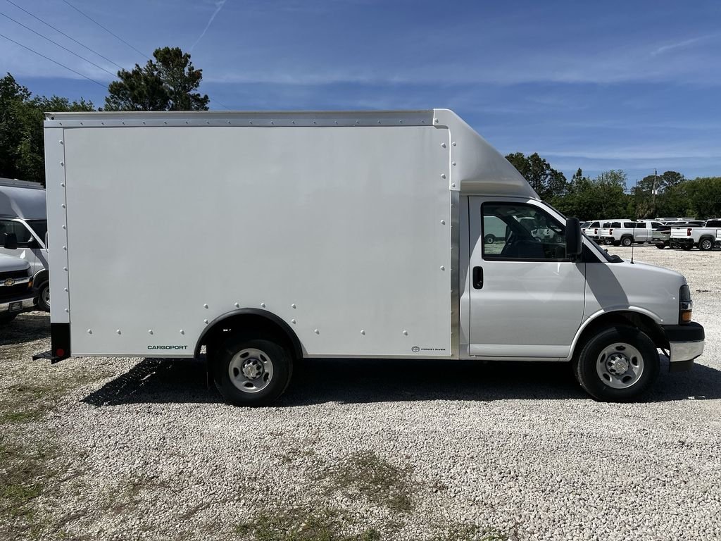 New 2025 Summit White Chevrolet 1WT image 17