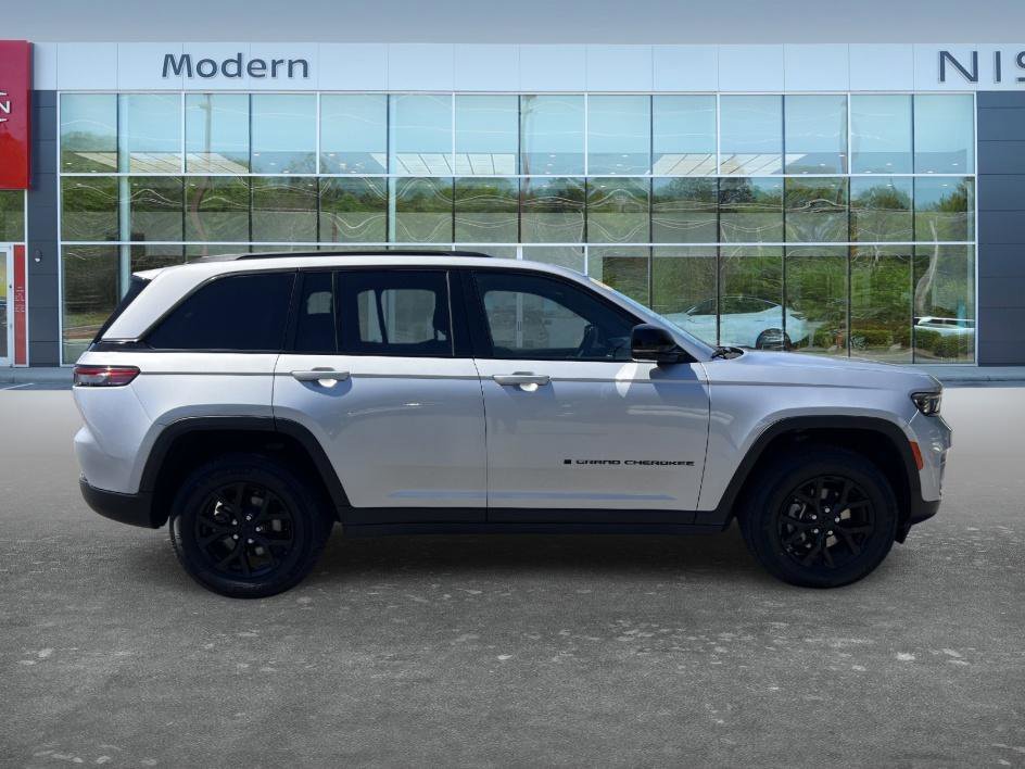 Used 2024 Silver Zynith Jeep Altitude image 4