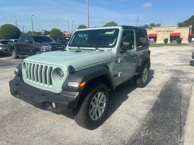 Used 2023 Gray Jeep Sport S image 3