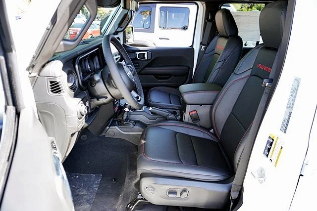 New 2026 Bright White Clear-Coat Exterior Paint Jeep Rubicon X image 20