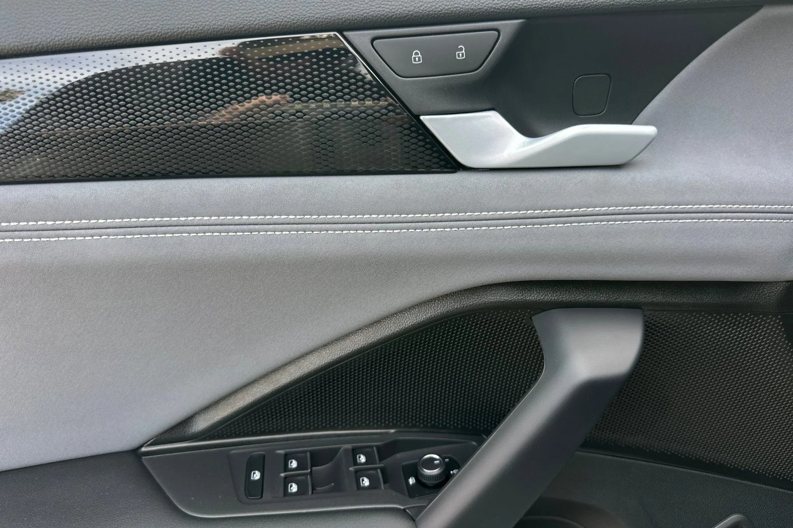 New 2026  Volkswagen 2.0T SE R-Line Black image 9