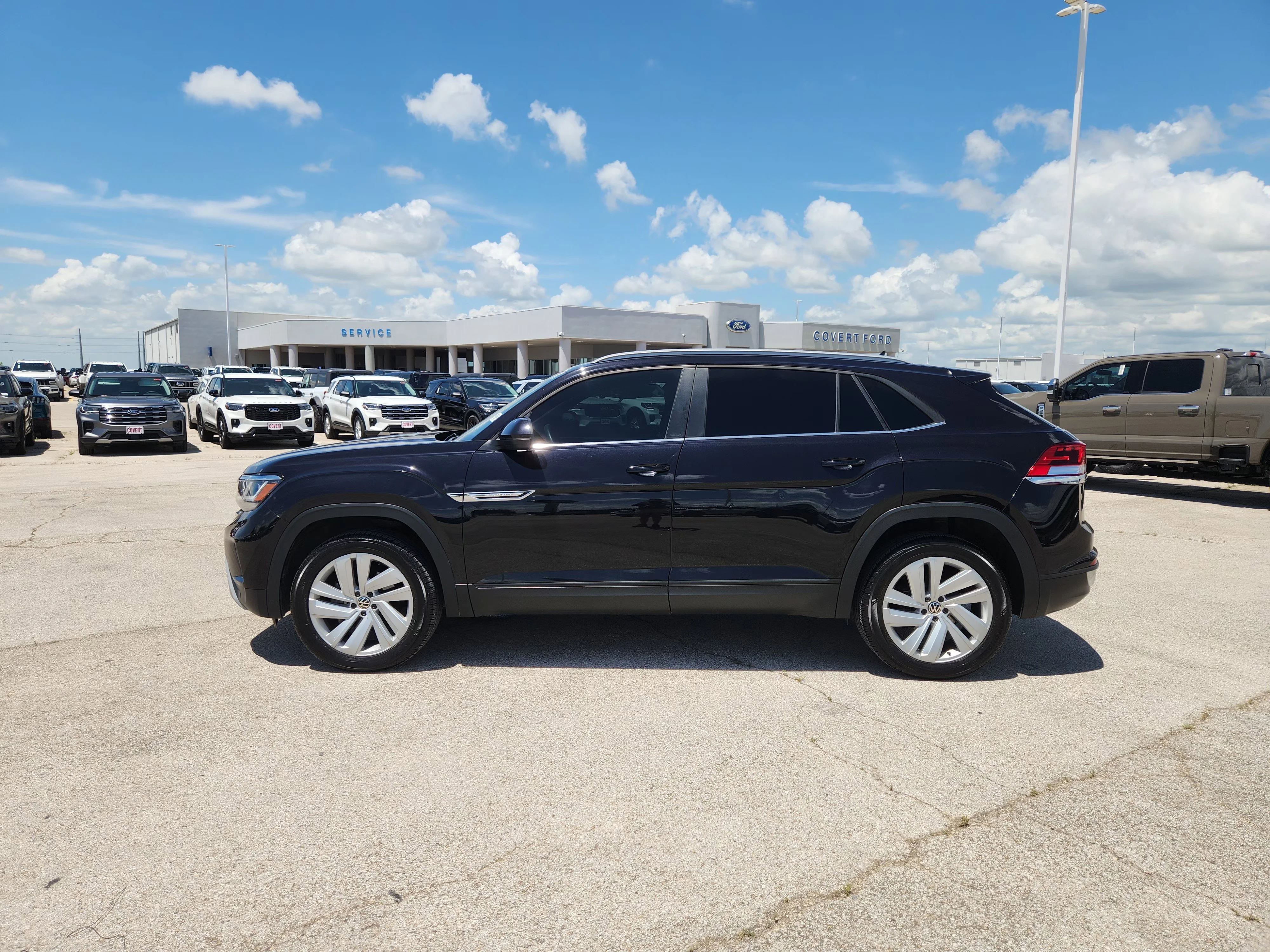 Used 2021 Black Volkswagen 3.6L V6 SE w/Technology image 4
