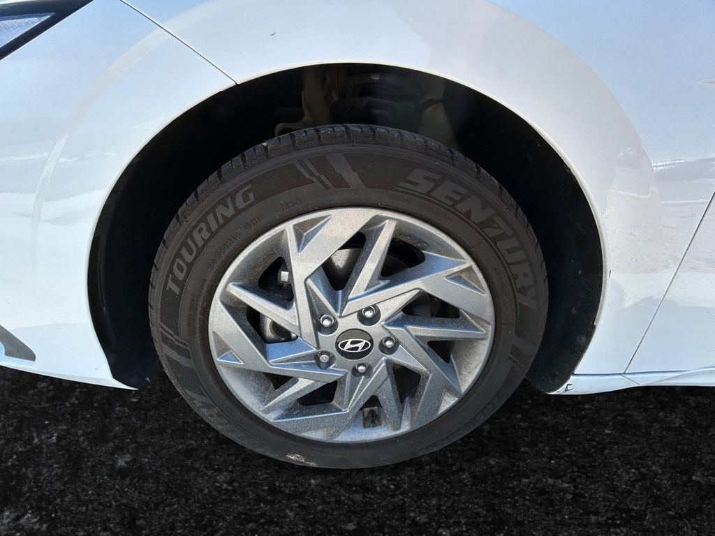 Used 2024 White Hyundai SEL image 27