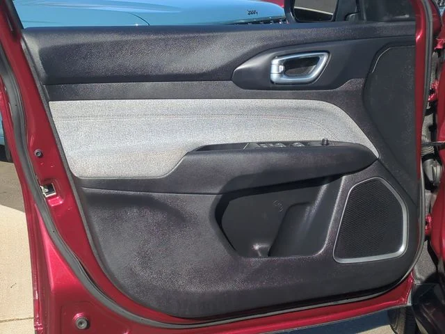 Used 2022 Red Jeep Latitude Lux image 30