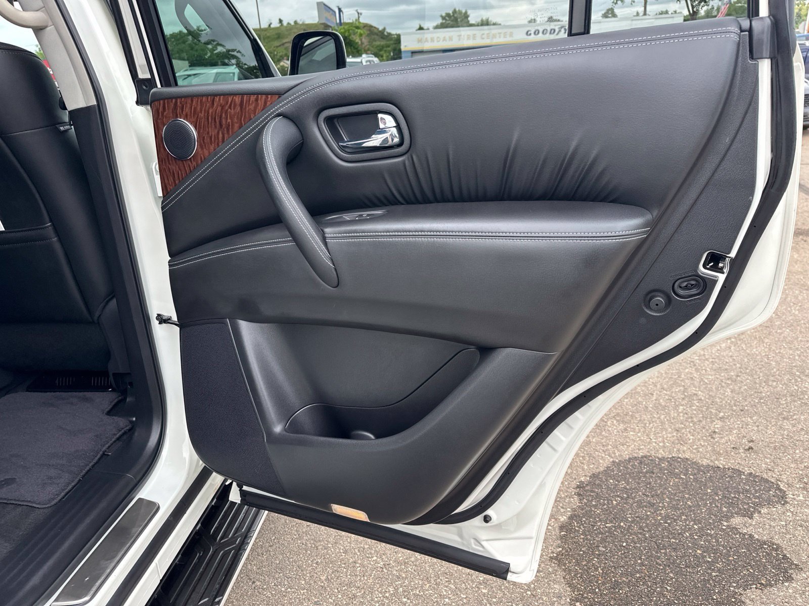 Used 2020 White Nissan Platinum image 38