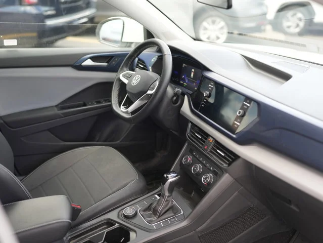 Used 2022 White Volkswagen SE image 17