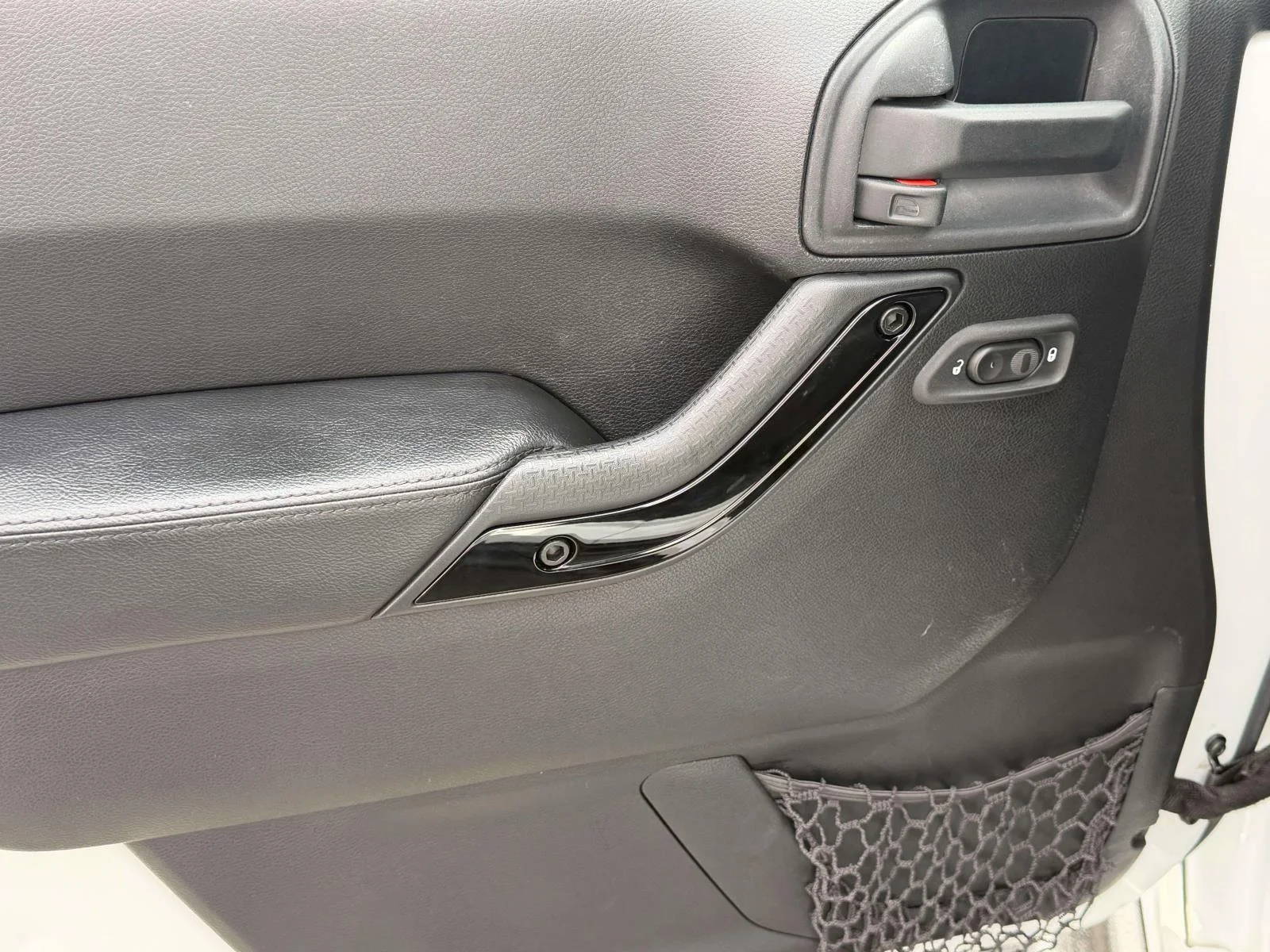 Used 2015 Bright White Clearcoat Jeep Altitude image 24
