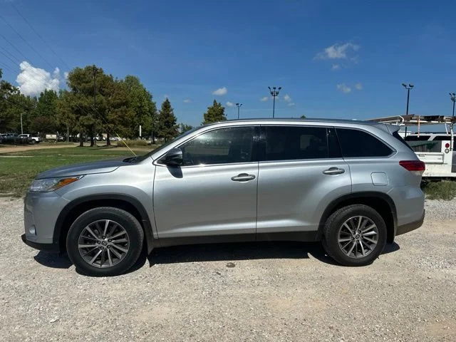 Used 2019 Silver Toyota XLE image 8