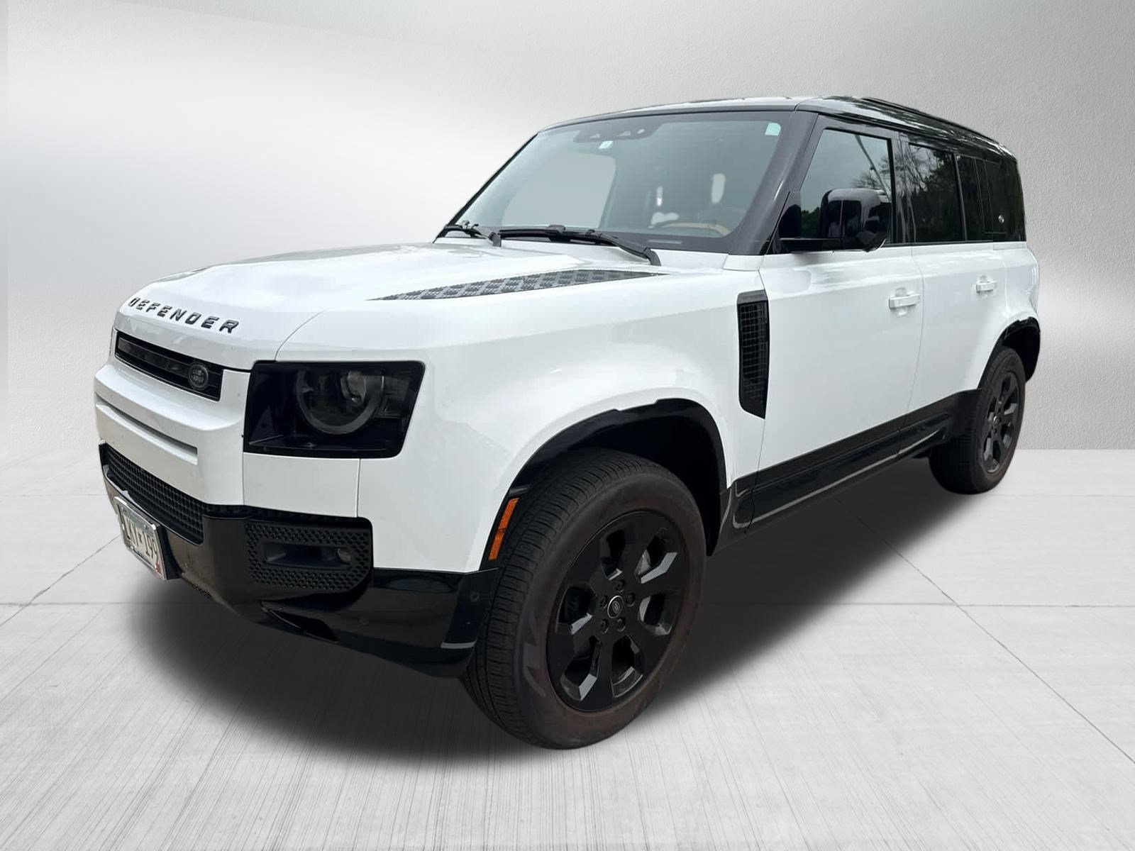 Used 2024 Fuji White Land Rover X-Dynamic SE image 1