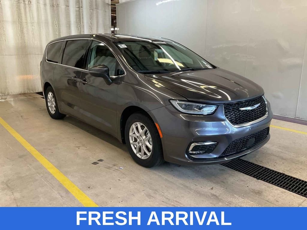 2023 Chrysler Pacifica Touring L's photo
