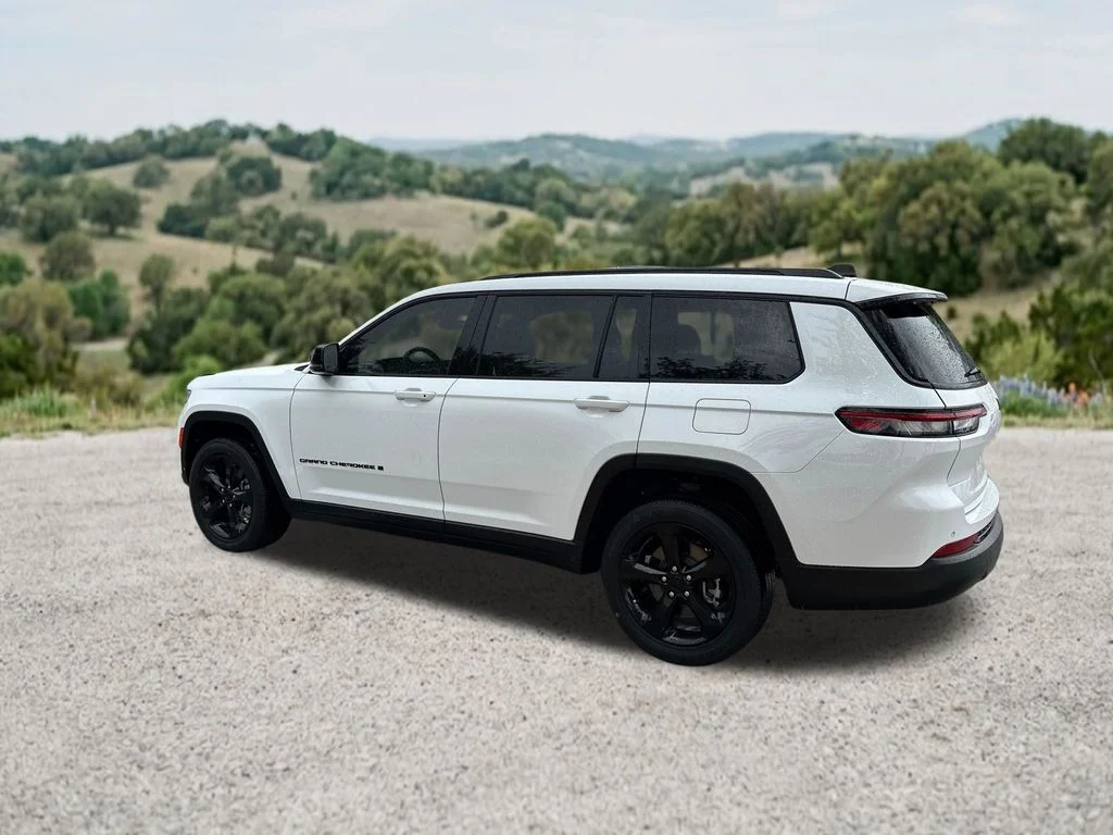 Used 2023 White Jeep Altitude image 7