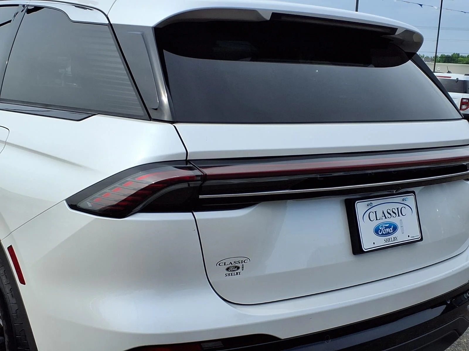 Used 2025 White Platinum Metallic Tri-Coat Lincoln Premiere image 17