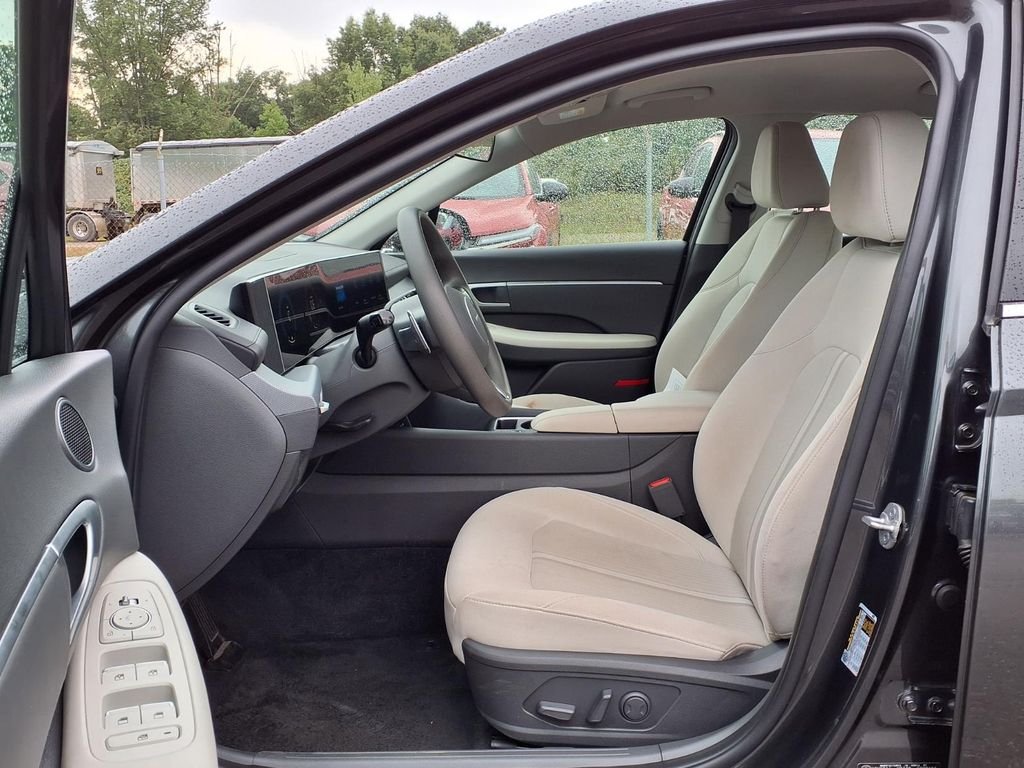 Used 2025 Gray Hyundai SEL image 17