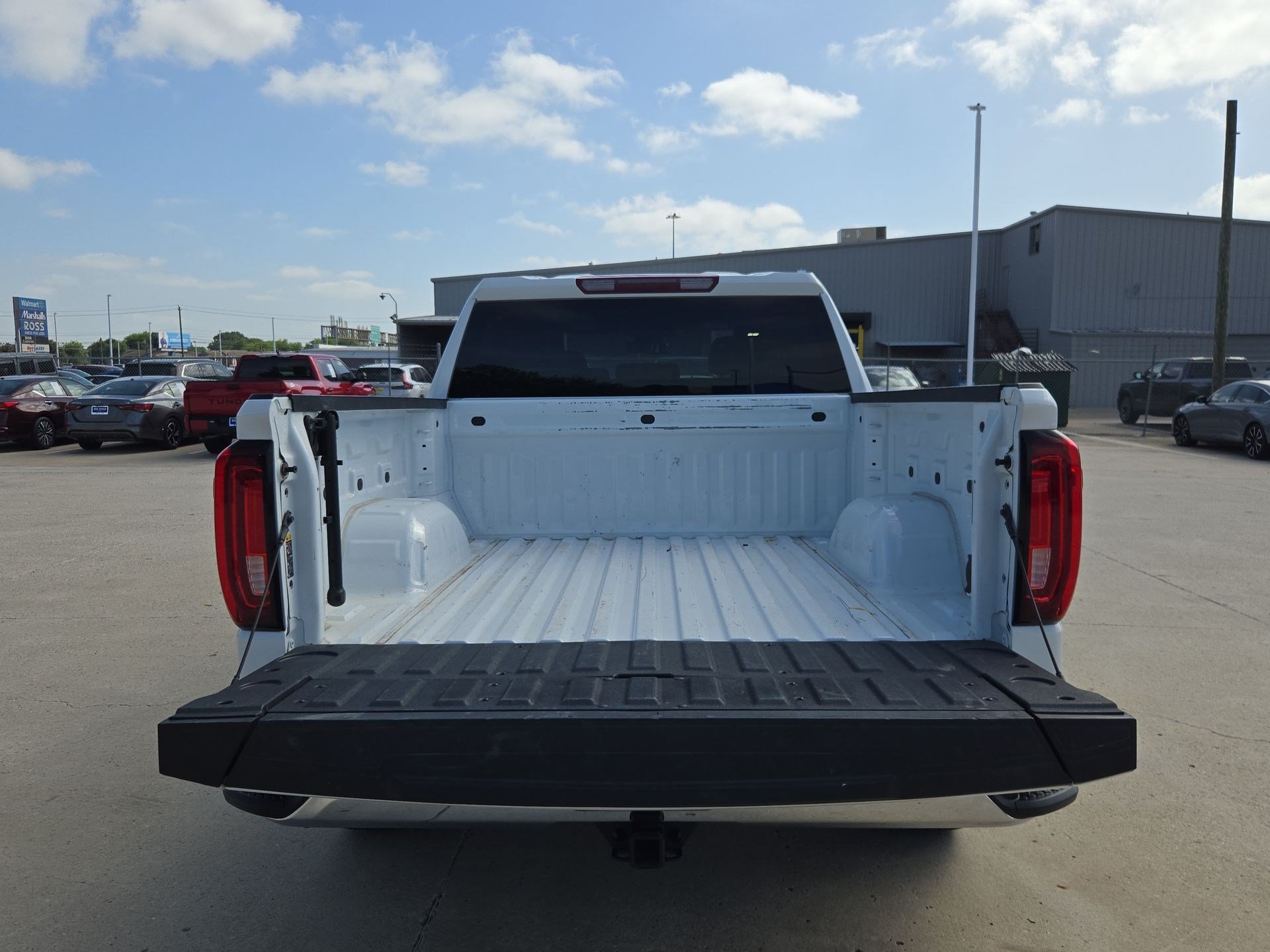 Used 2025 Summit White GMC SLT image 28