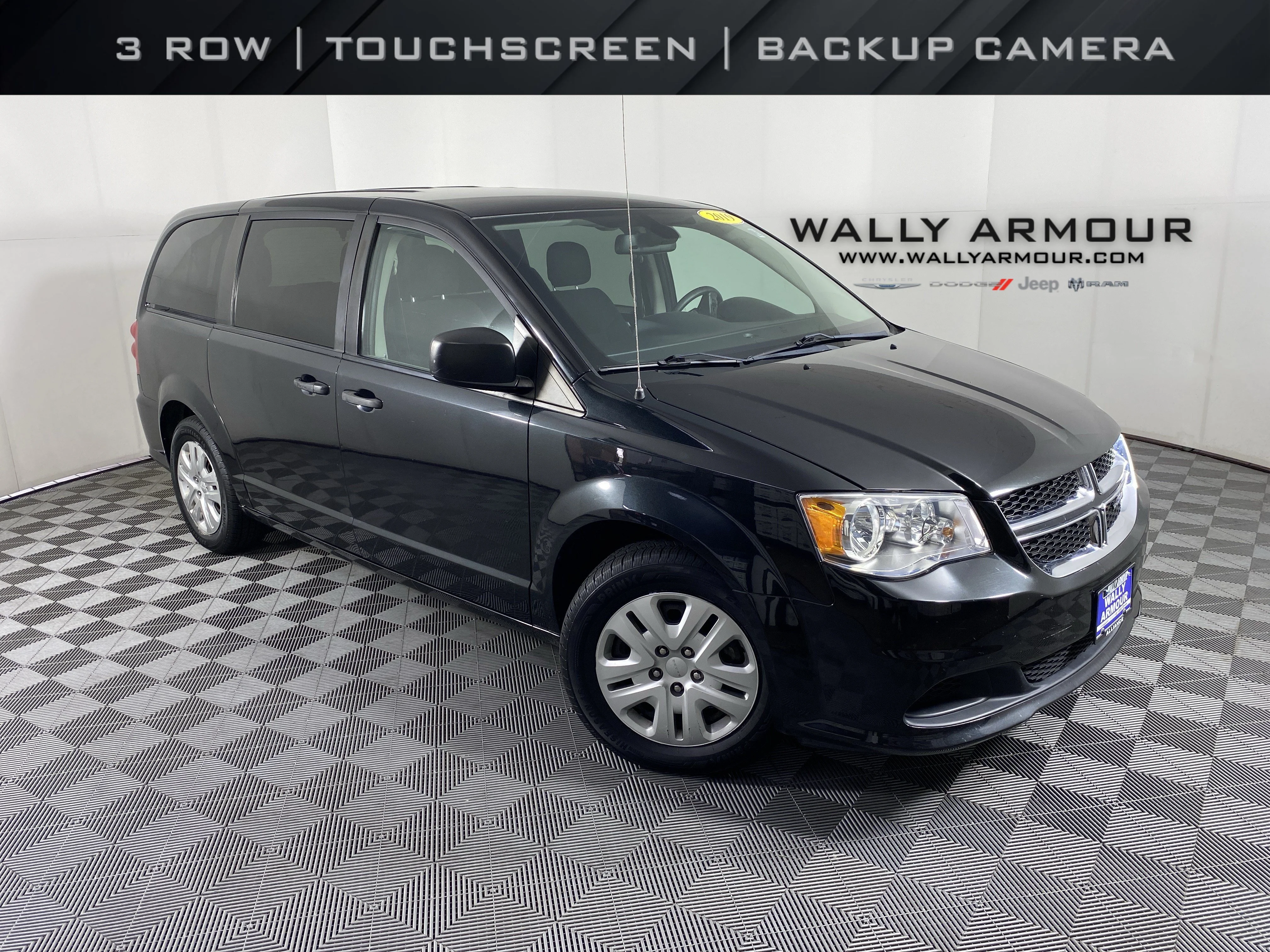 Used 2019 Black Onyx Crystal Pearlcoat Dodge SE image 1