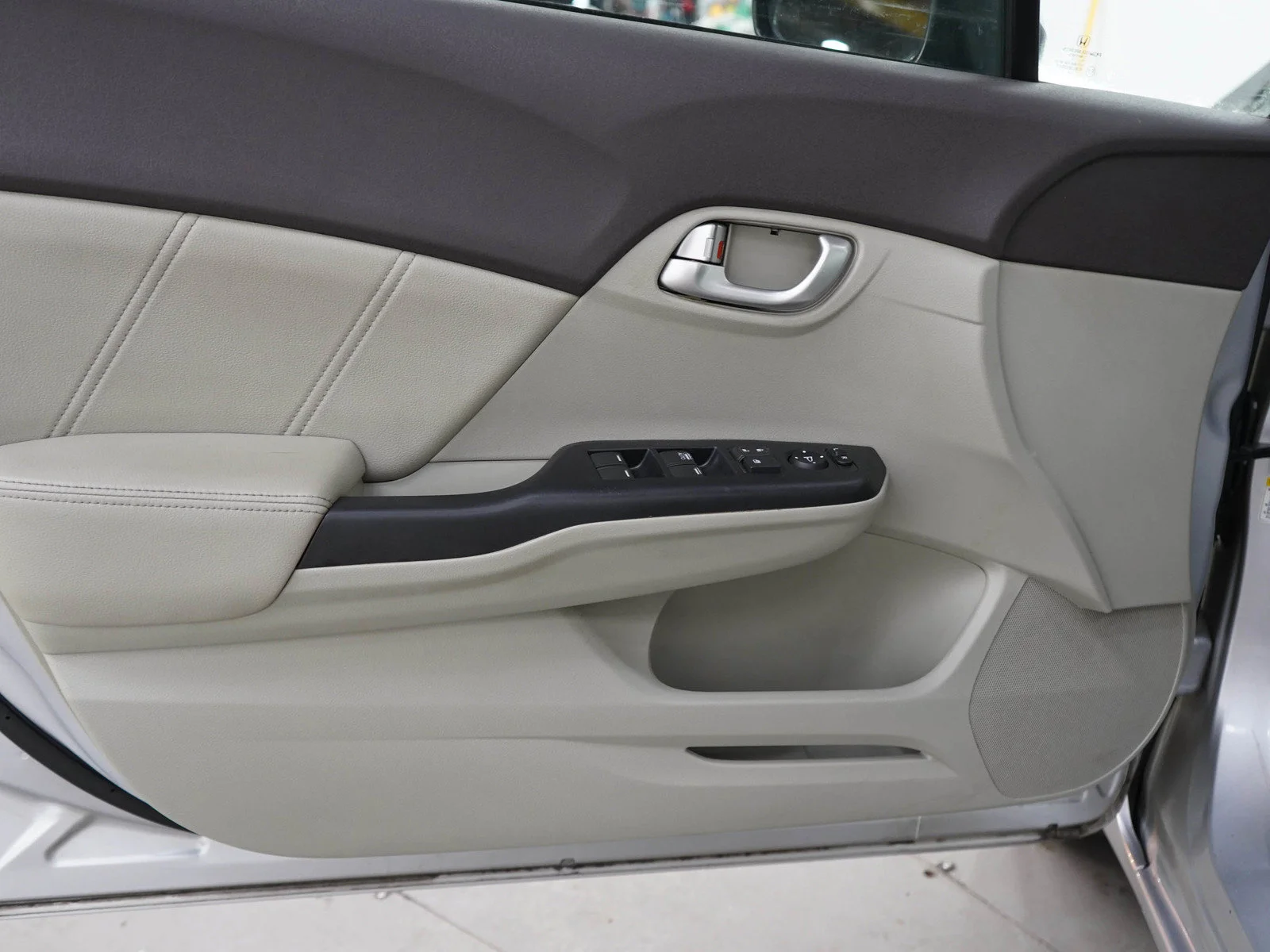 Used 2012 Alabaster Silver Metallic Honda EX-L SEDAN image 17
