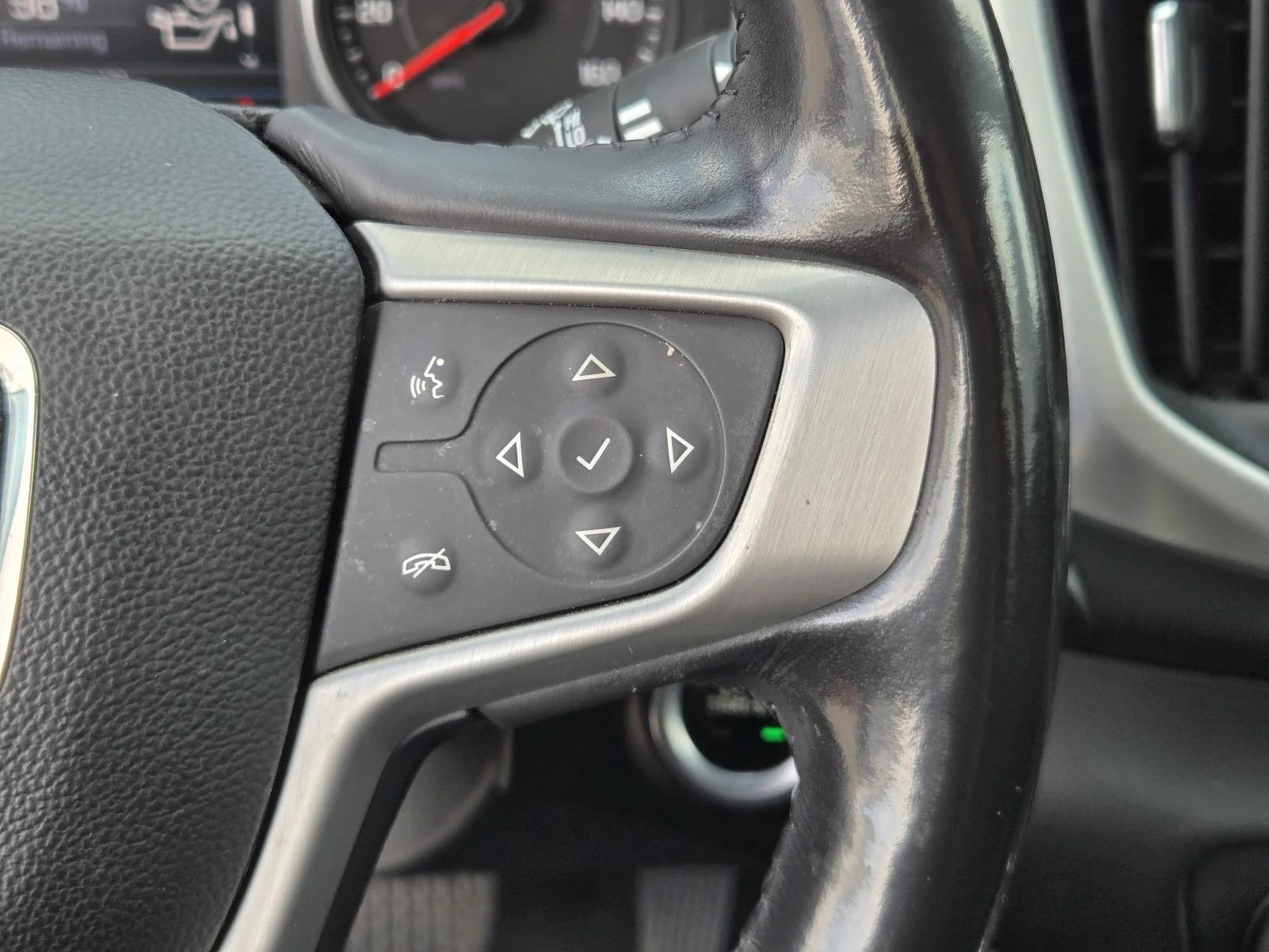 Used 2019 Ebony Twilight Metallic GMC FWD 4dr SLE image 19