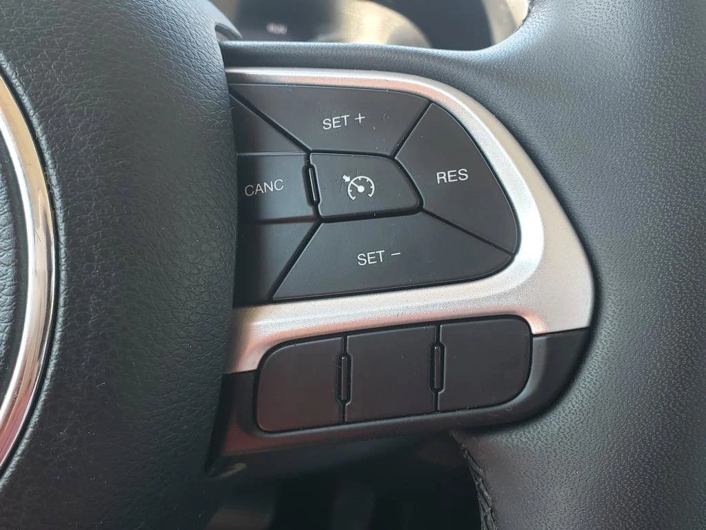 Used 2021 Colorado Red Clearcoat Jeep Latitude image 18