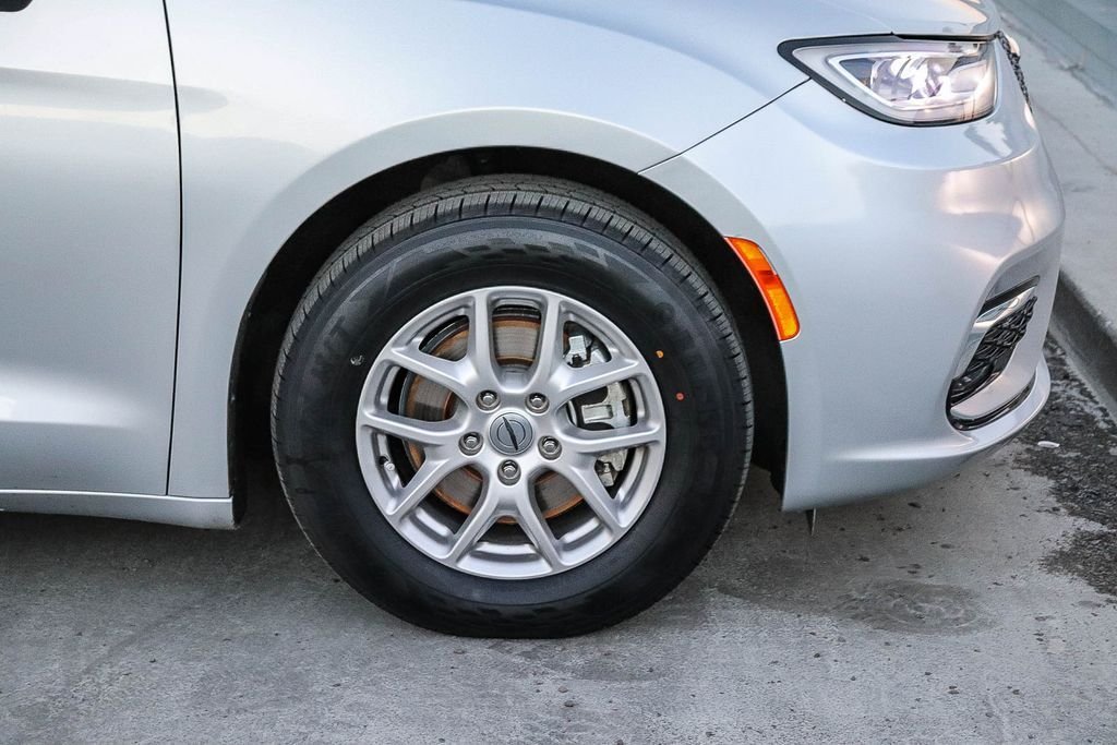 Used 2024 Silver Mist Clearcoat Chrysler Touring L image 11