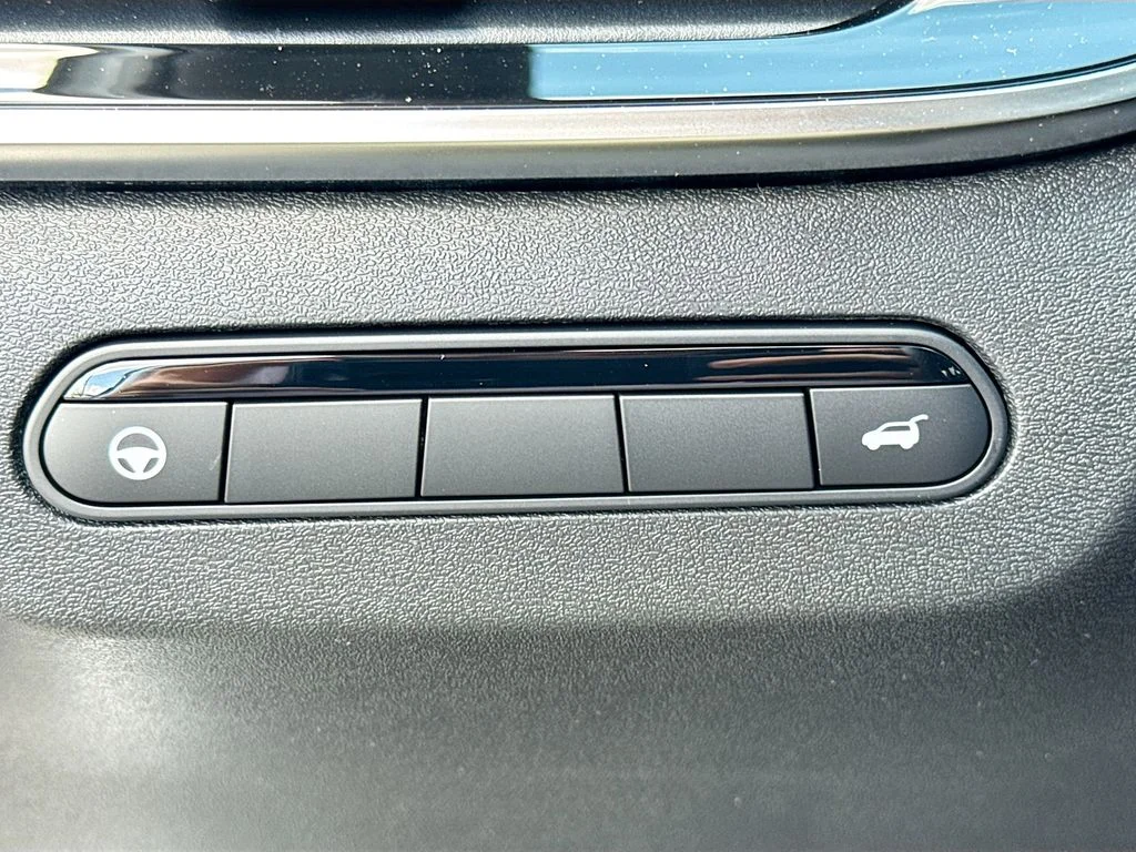 New 2027 2T RAD WHT INFINITI Sport AWD image 10