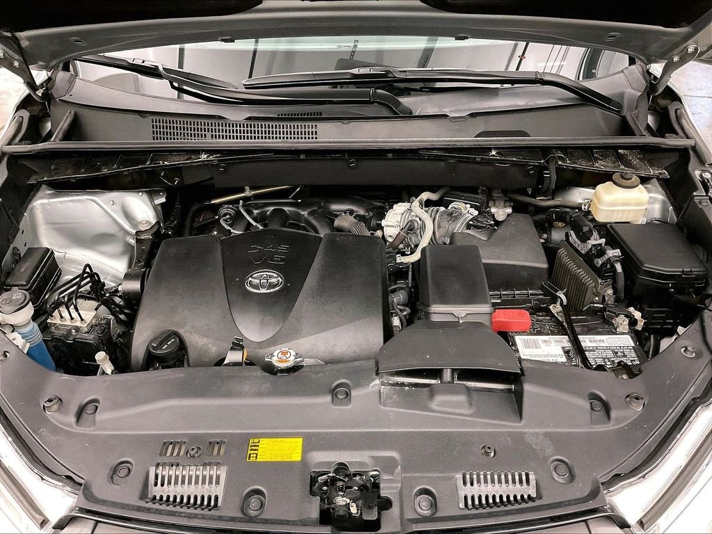 Used 2018 Silver Toyota XLE image 14