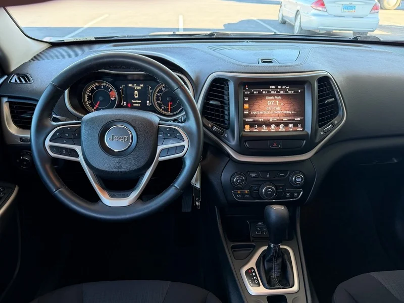 Used 2017 Granite Crystal M Jeep Latitude image 13