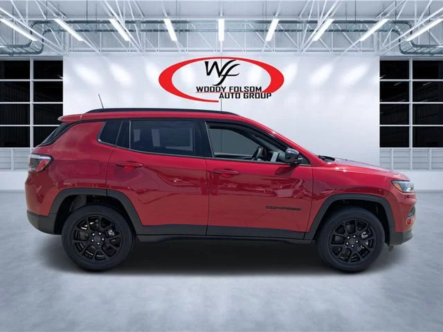 New 2026 Red Hot Pearl-Coat Exterior Paint Jeep Latitude image 2