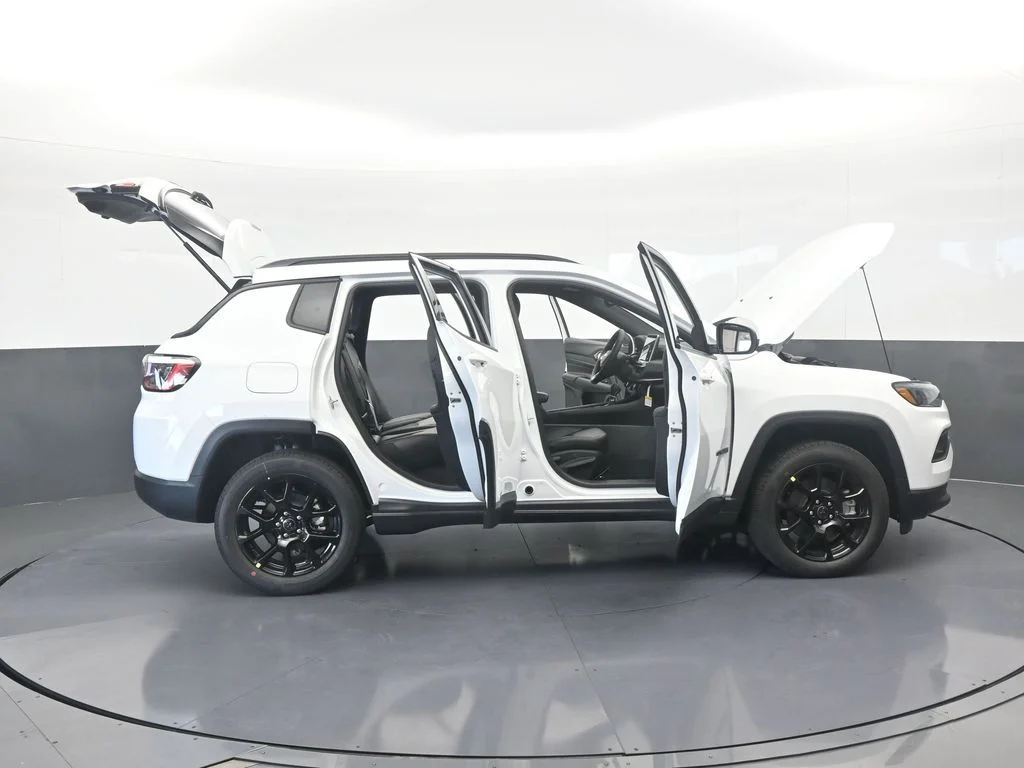 New 2026 Bright White Clear-Coat Exterior Paint Jeep Latitude image 65