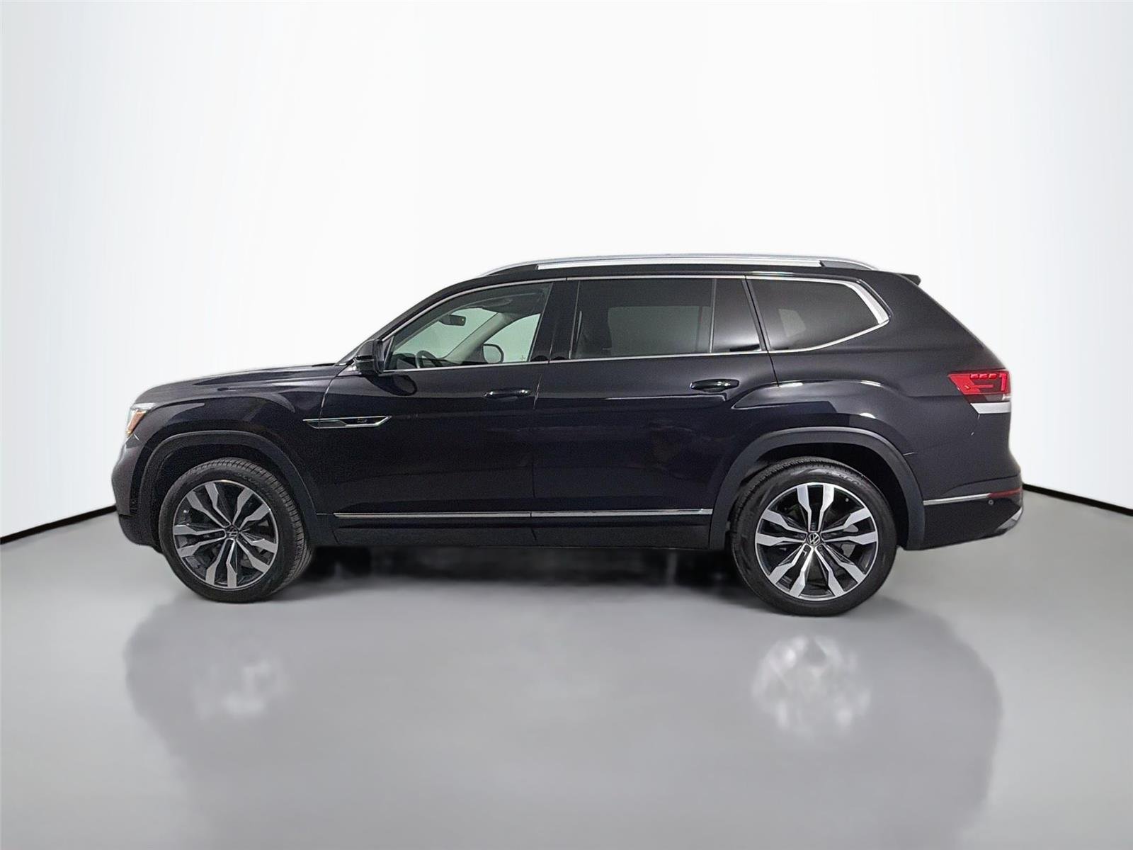 Used 2022 Deep Black Pearl Volkswagen 3.6L V6 SEL Premium R-Line image 9