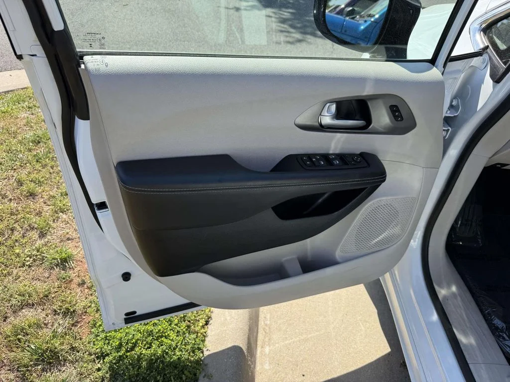 Used 2024 White Chrysler Touring L image 31