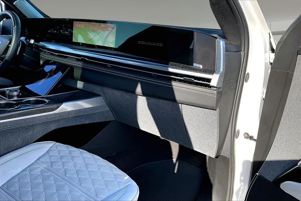Used 2025 White Cadillac V-Series image 16