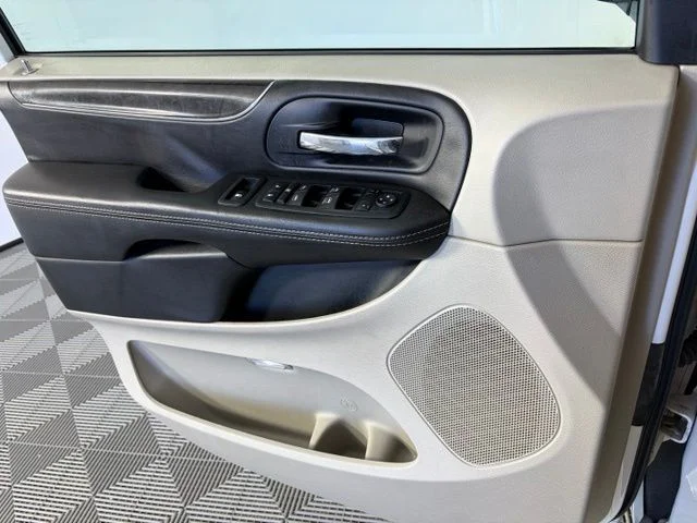 Used 2013 White Chrysler Touring image 15