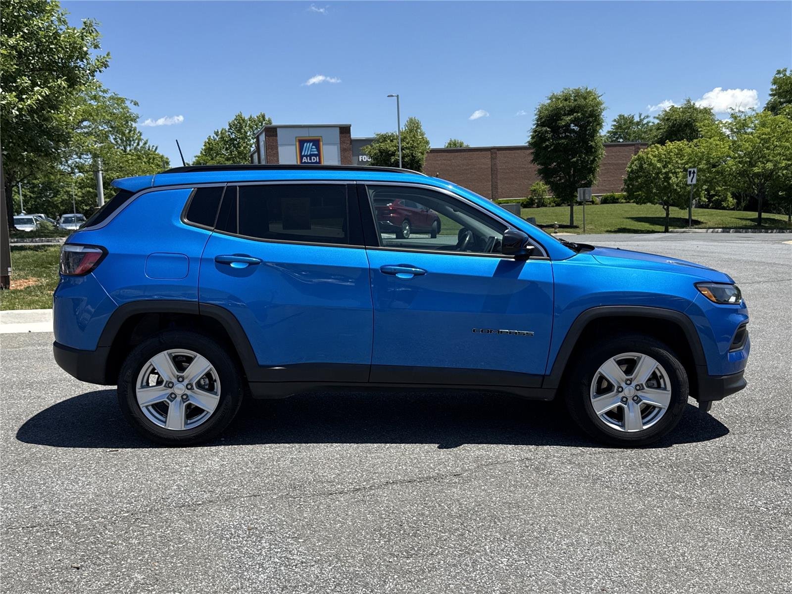 Used 2022 Laser Blue Pearlcoat Jeep Latitude image 3