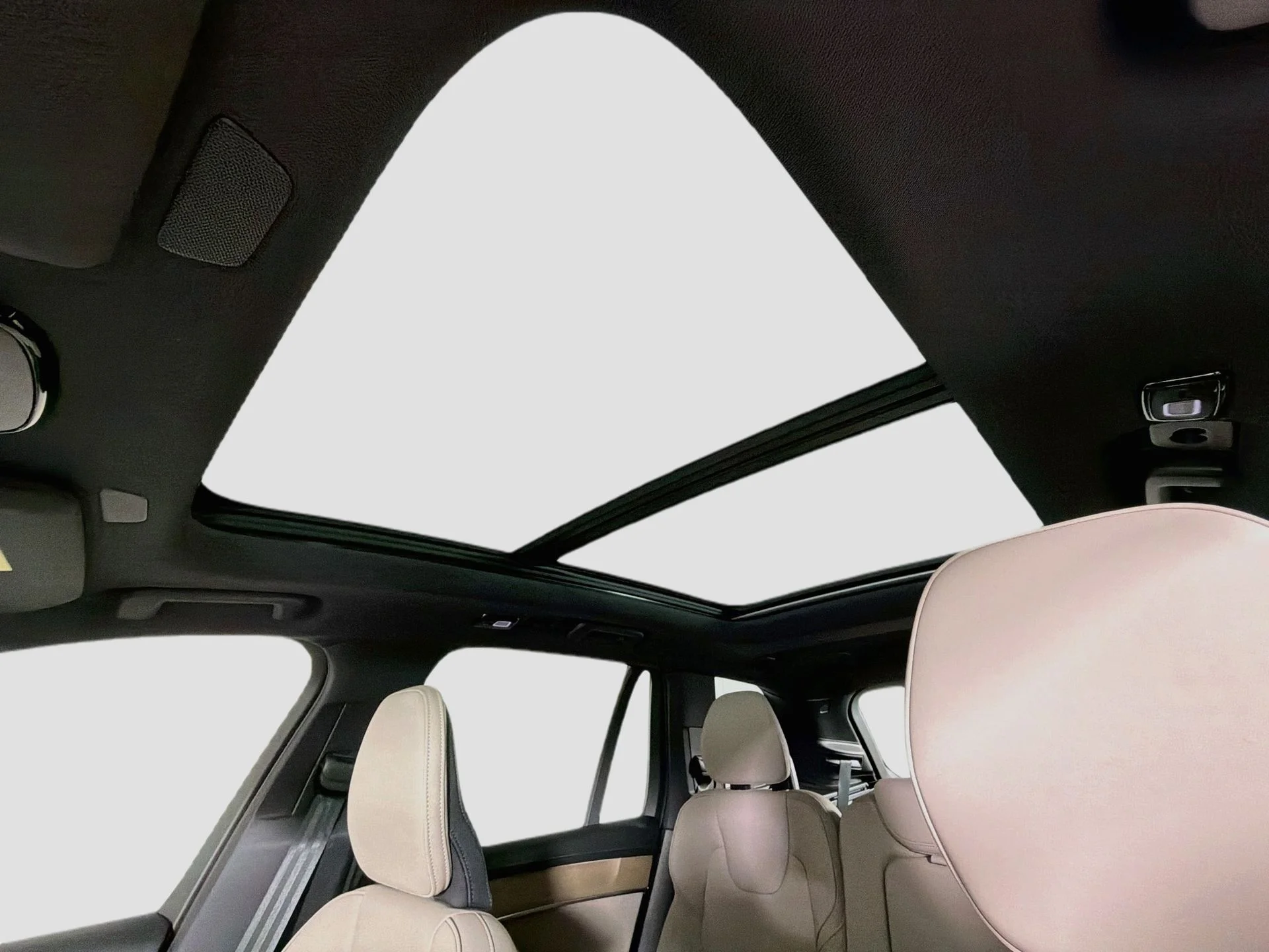 New 2026 Bright Dusk Volvo Plus image 21