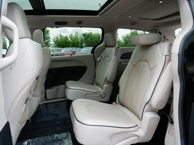 Used 2021 Brilliant Black Crystal Pearlcoat Chrysler Limited image 13
