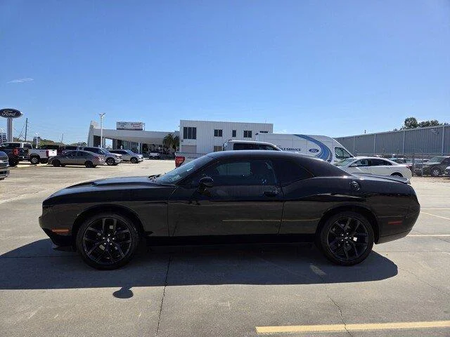Used 2019 Pitch Black Clearcoat Dodge SXT image 2