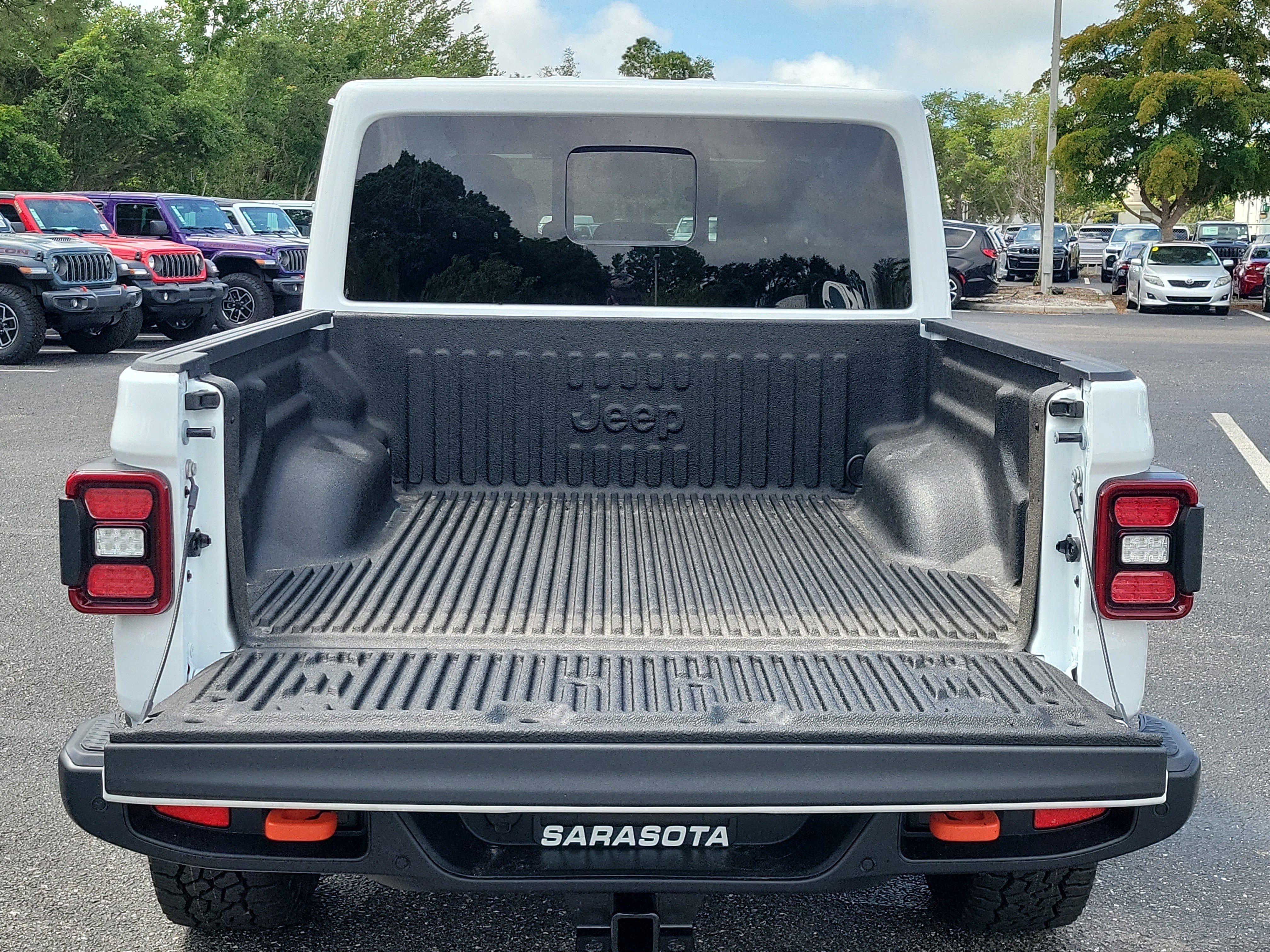 New 2026 Bright White Clear-Coat Exterior Paint Jeep Mojave image 10